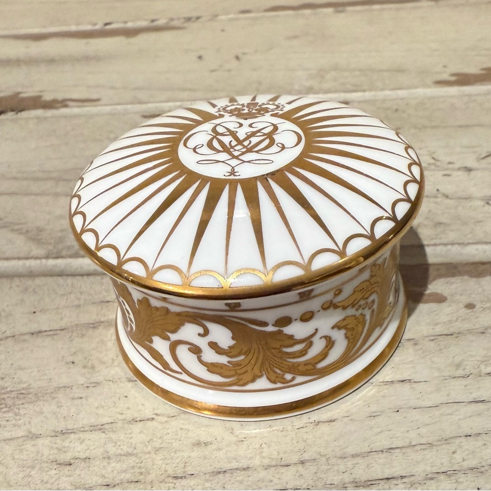 Buckingham Palace 2004 Annual Trinket Pill Box by Royal Collection-England